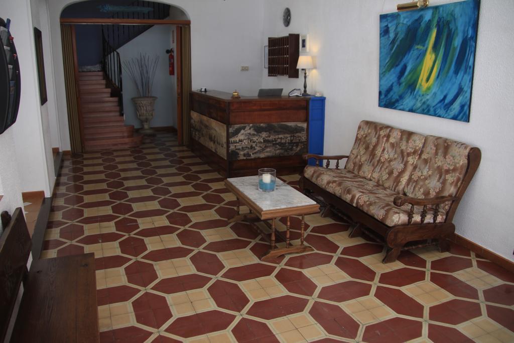 Hostal Portbou Guest house
