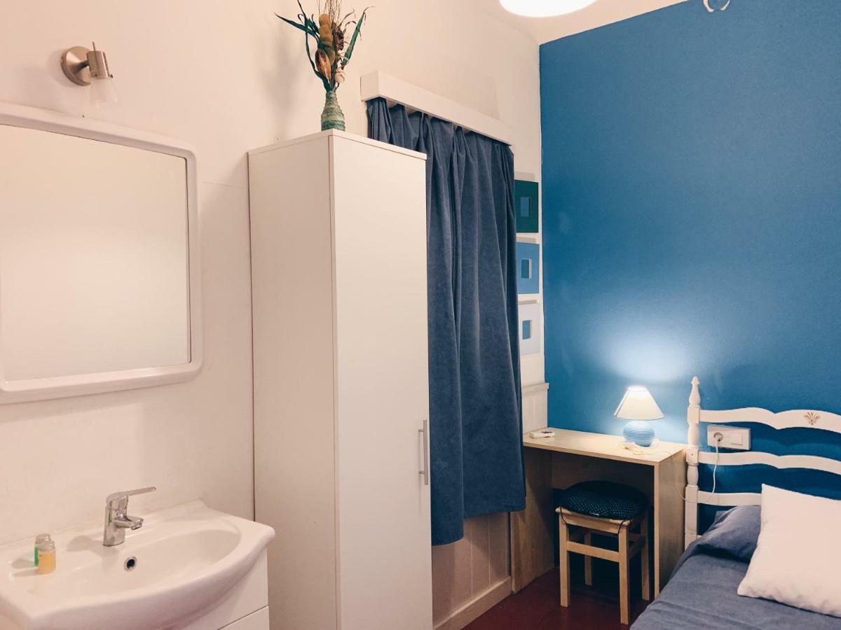 Hostal Portbou Guest house Portbou